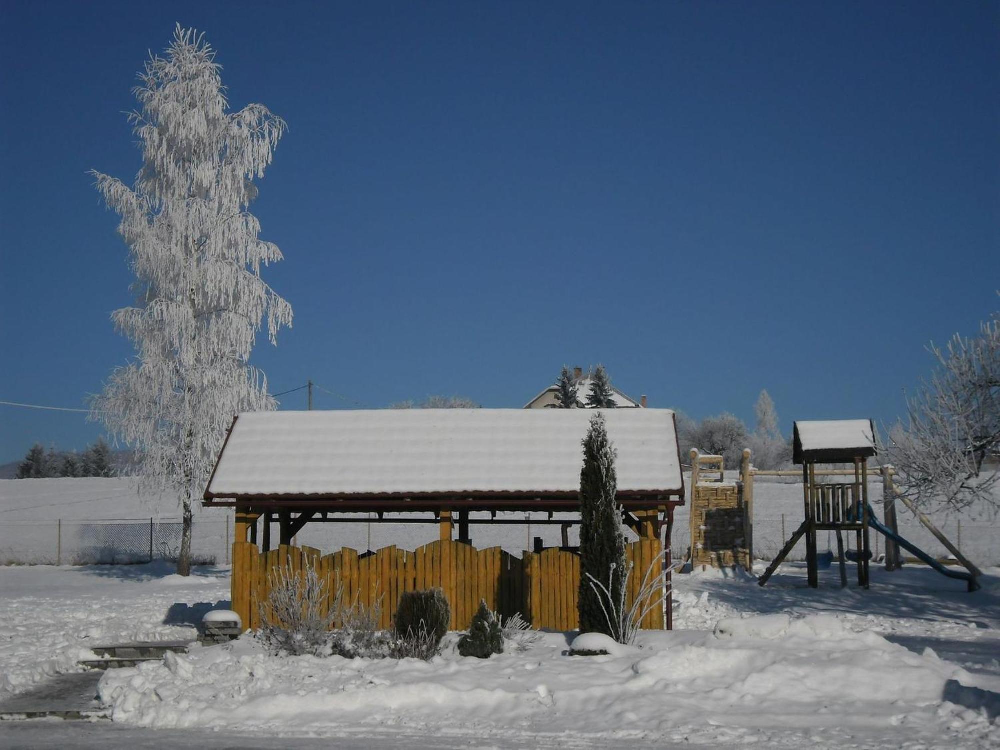 Red Deer Hotel Brezno Exterior photo