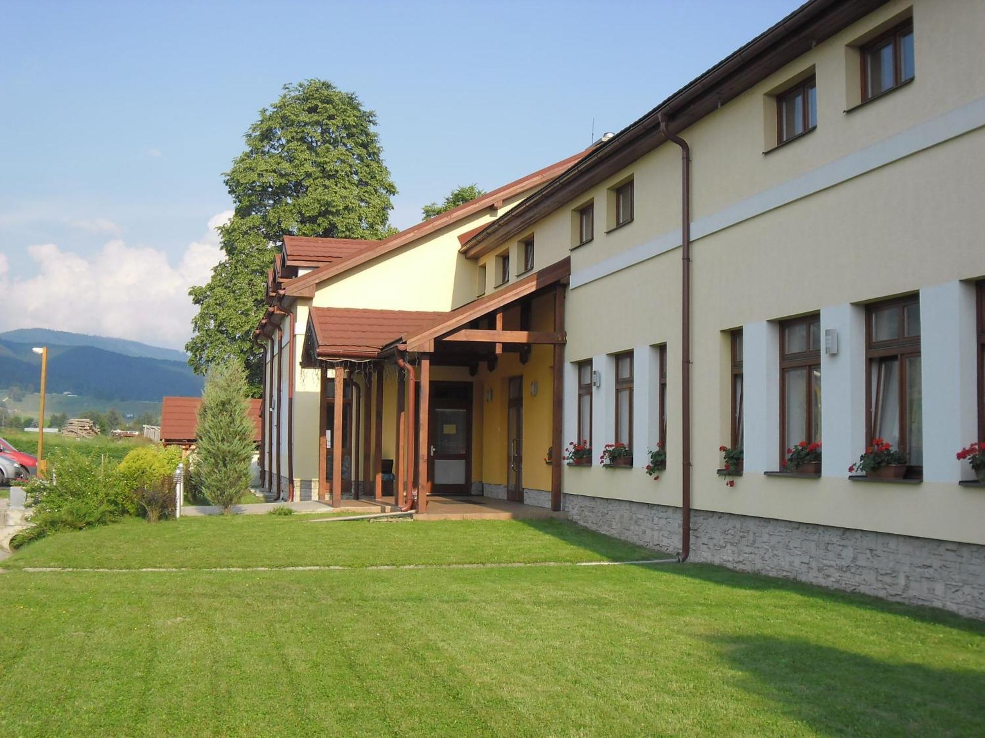 Red Deer Hotel Brezno Exterior photo