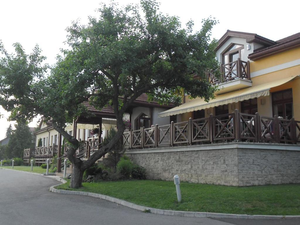 Red Deer Hotel Brezno Exterior photo